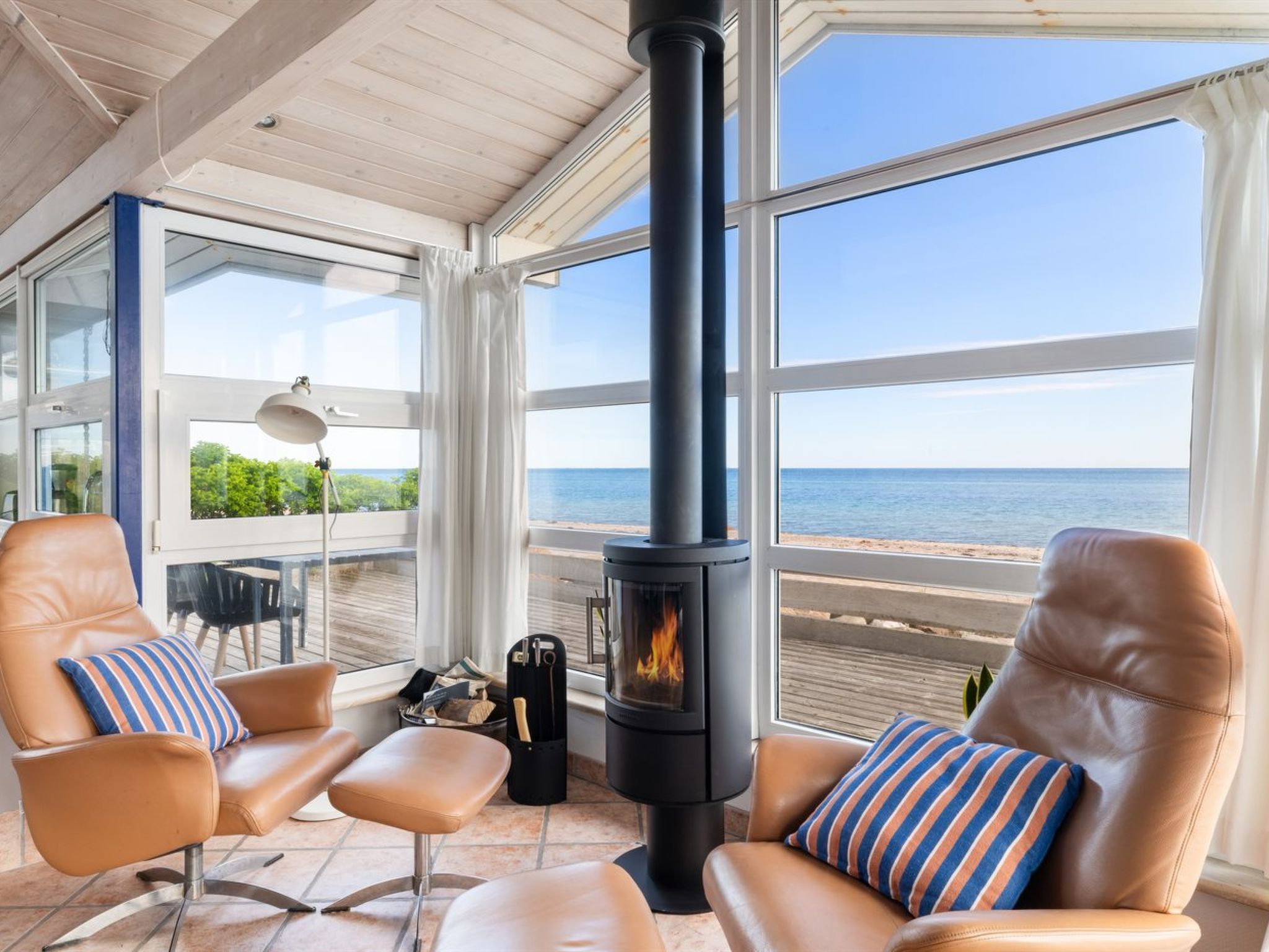 "Amila" - 10m from the sea-Binnen