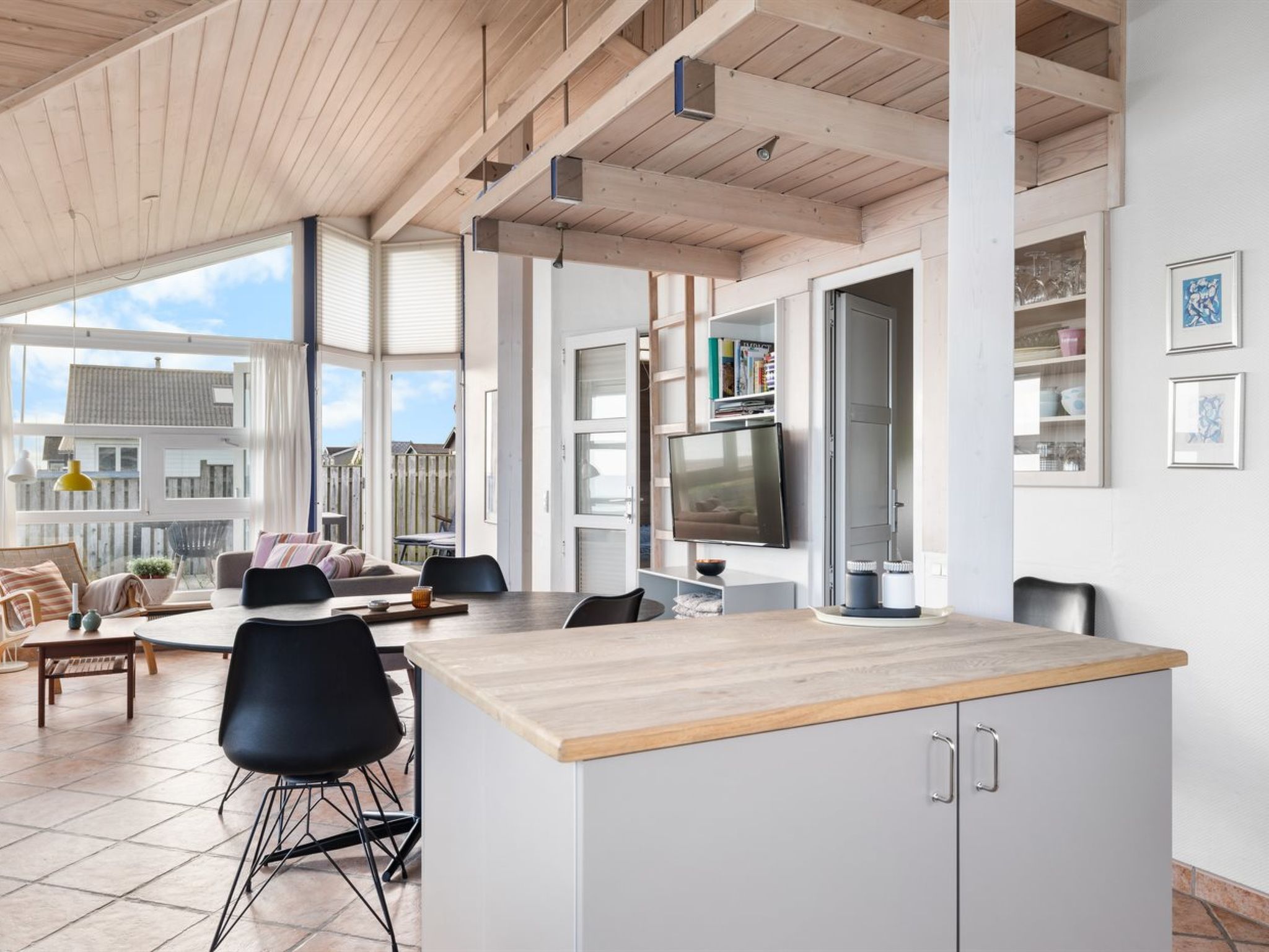 "Amila" - 10m from the sea-Binnen