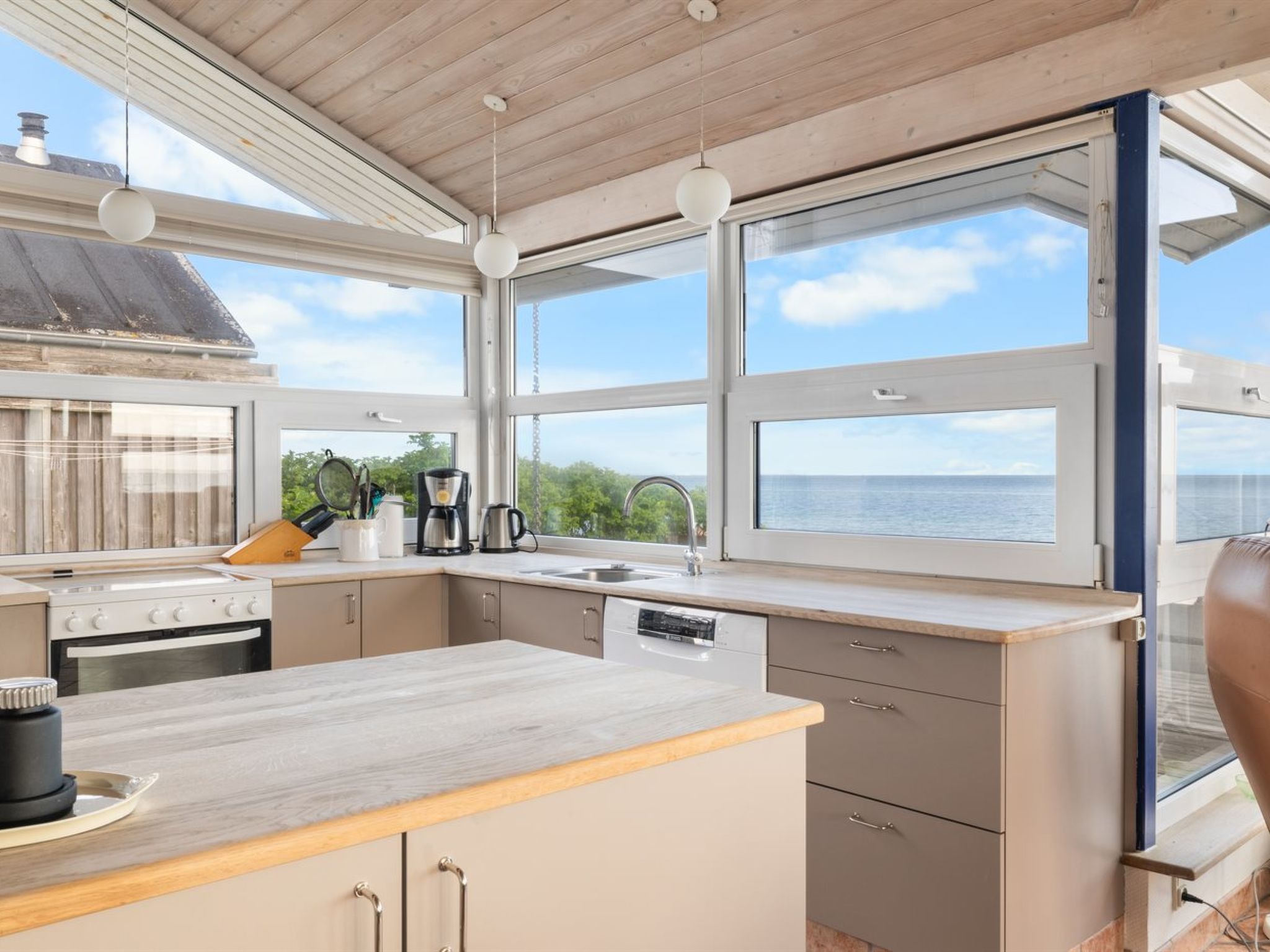 "Amila" - 10m from the sea-Binnen