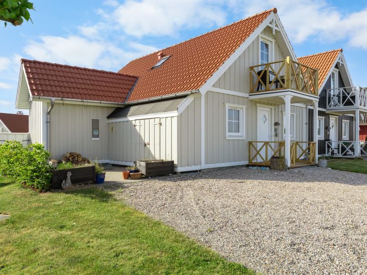 "Solvey" - 270m from the sea", huis 3-kamers 102 m2. Het objekt is geschikt voor 8 volwassenen + 1 kinderen. Woonkamer met TV en radio. 1 kamer met 1 2-pers bed. Keuken (oven, afwasmachine, 4 keramisc..
