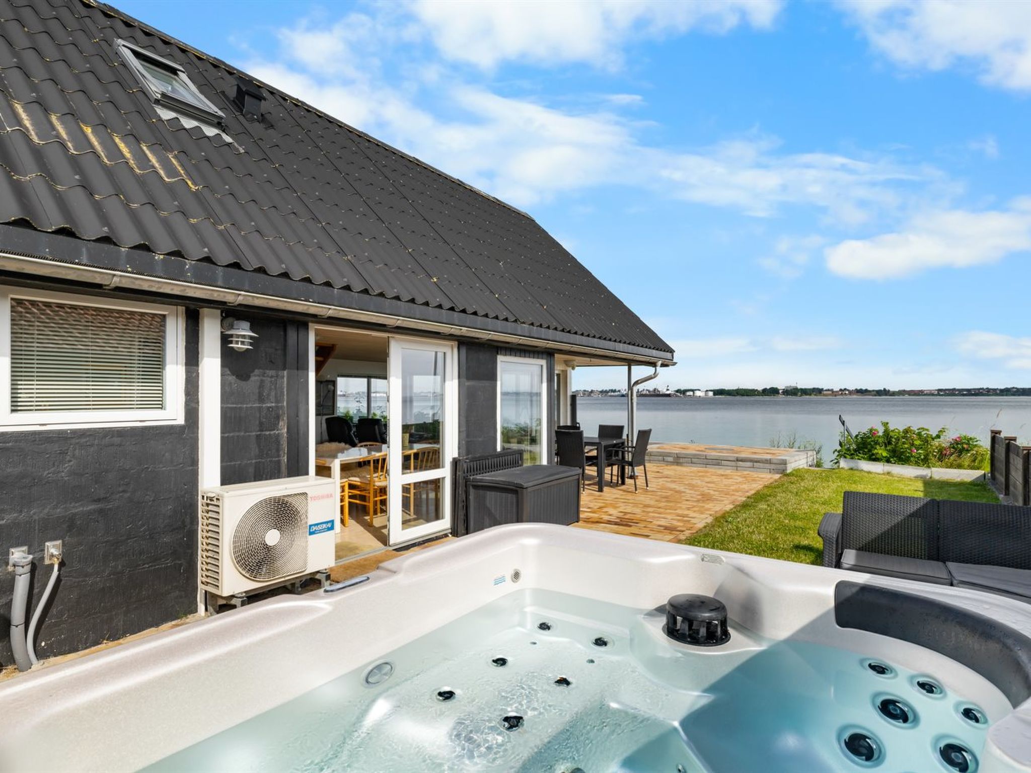 "Yngvy" - 10m from the sea-Binnen