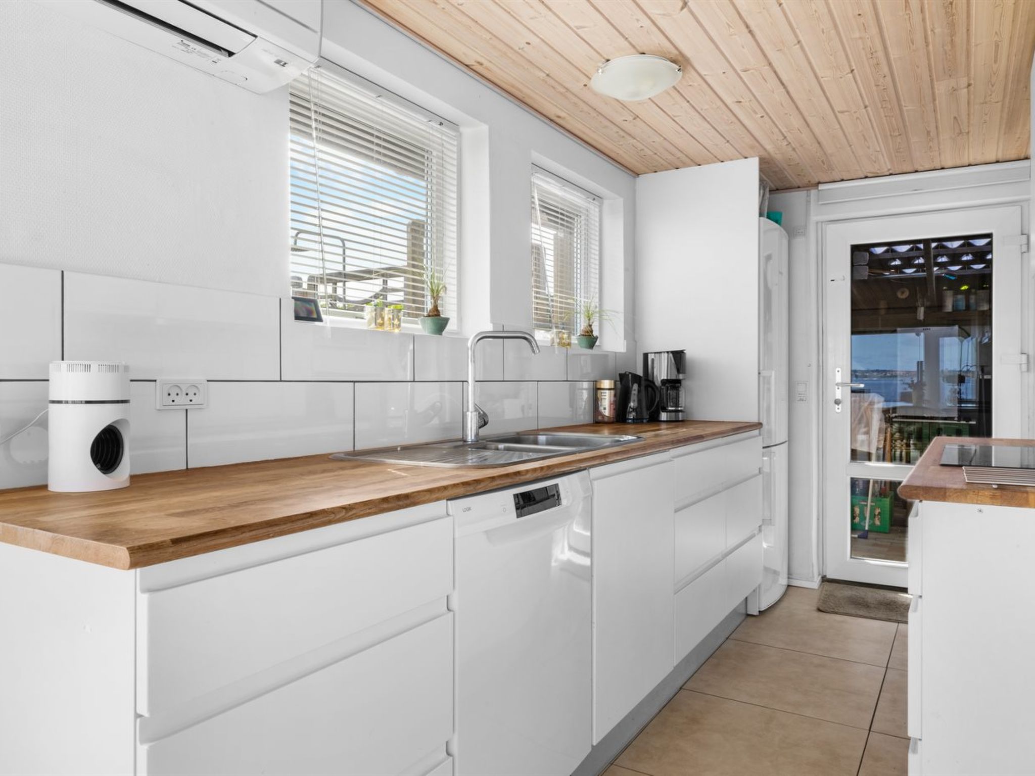 "Yngvy" - 10m from the sea-Binnen