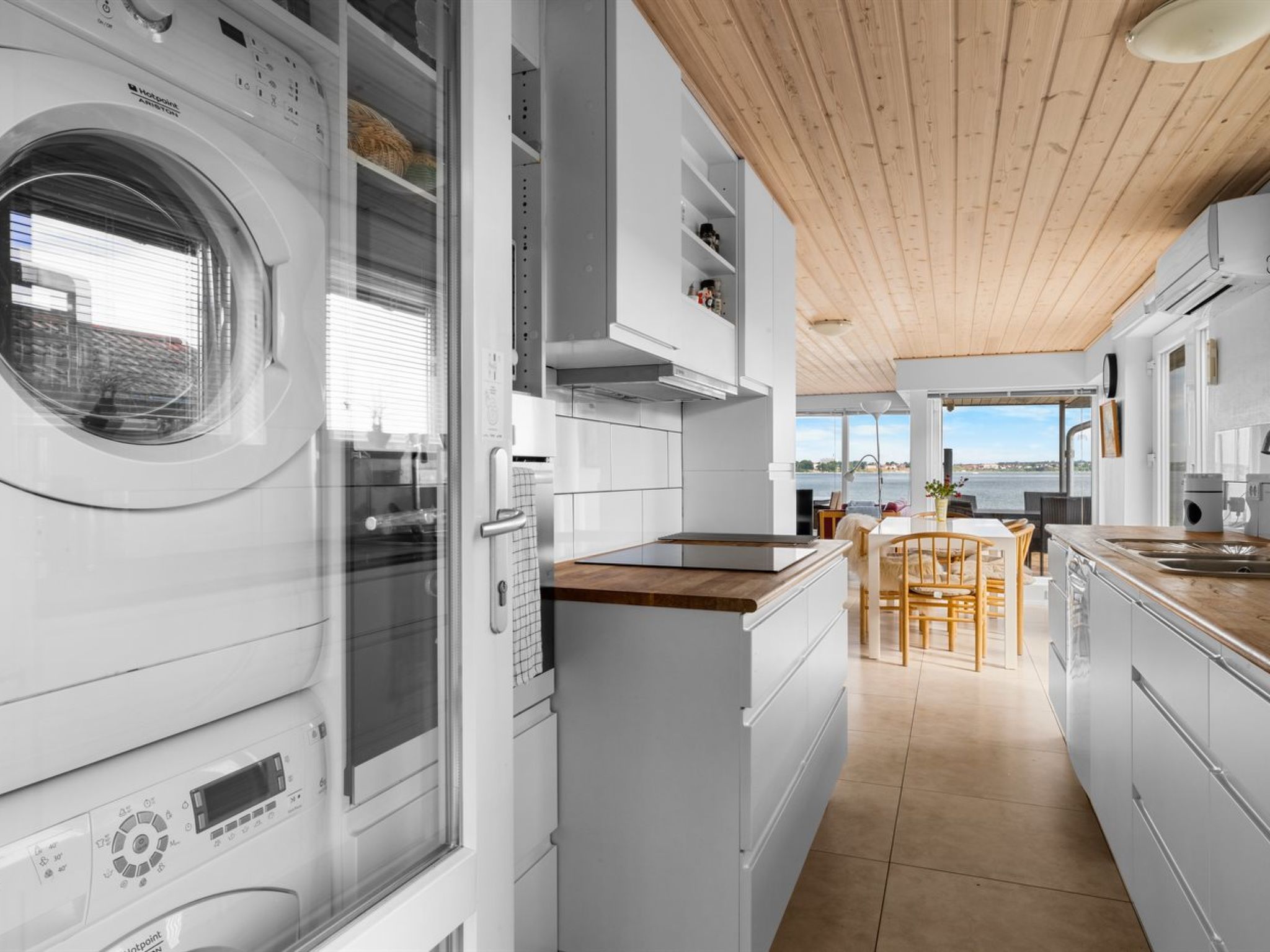 "Yngvy" - 10m from the sea - Binnen