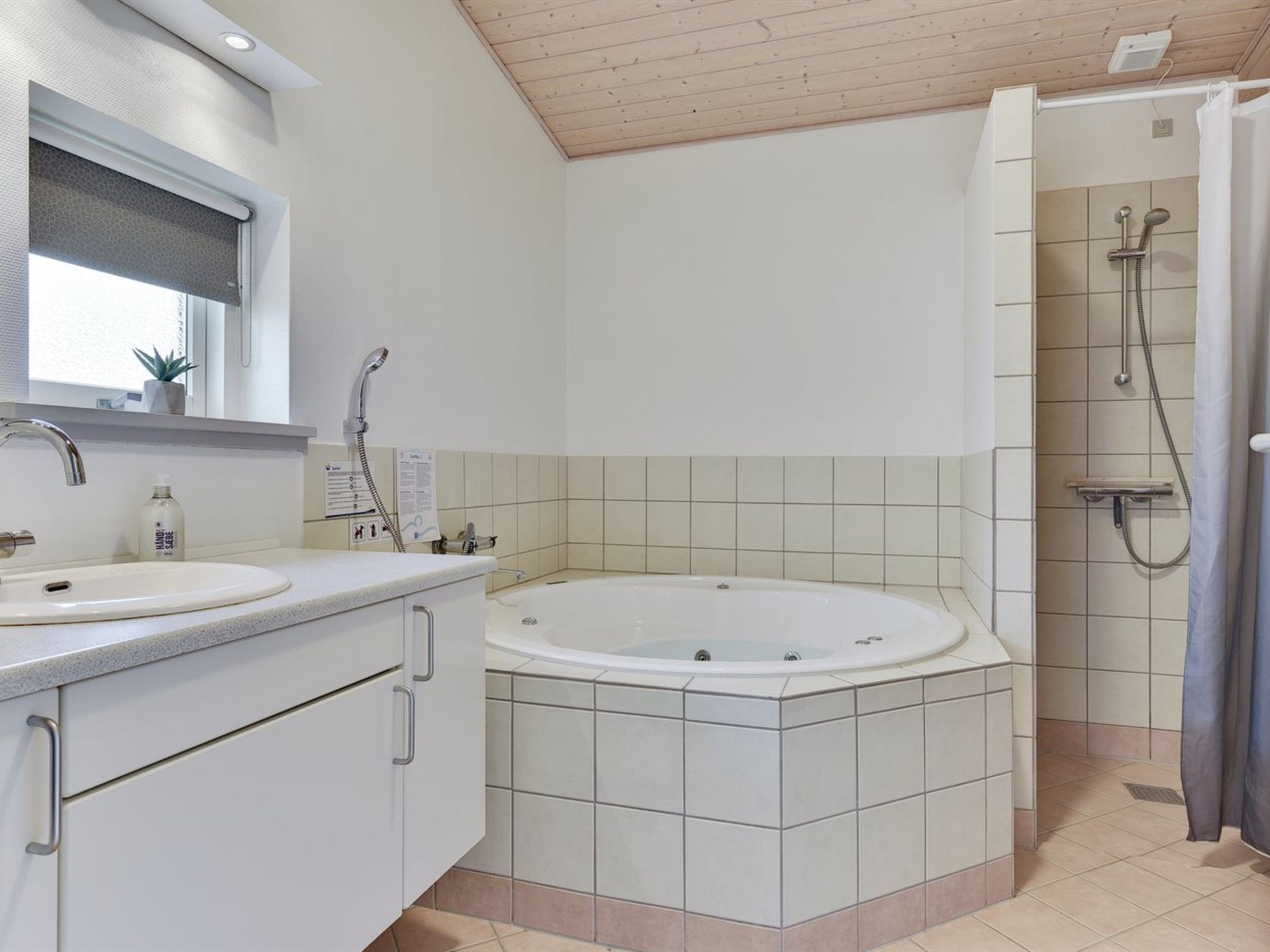 "Trinka" - 500m from the sea - Binnen