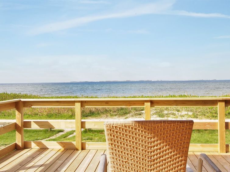 "Bertold" - 20m from the sea", huis 3-kamers 65 m2. Het objekt is geschikt voor 6 volwassenen + 1 kinderen. Woonkamer met TV en radio. 1 kamer met 1 2-pers bed. 1 kamer met 2 bedden. 1 kamer met 1 x 2..