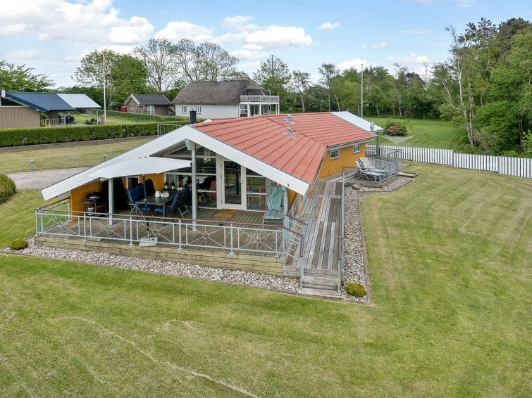 "Hjalmar" - 400m from the sea", huis 4-kamers 90 m2. Het objekt is geschikt voor 8 volwassenen + 1 kinderen. Woonkamer met TV en DVD. 1 kamer met 1 2-pers bed. 1 kamer met 1 2-pers bed. 1 kamer met 2 ..
