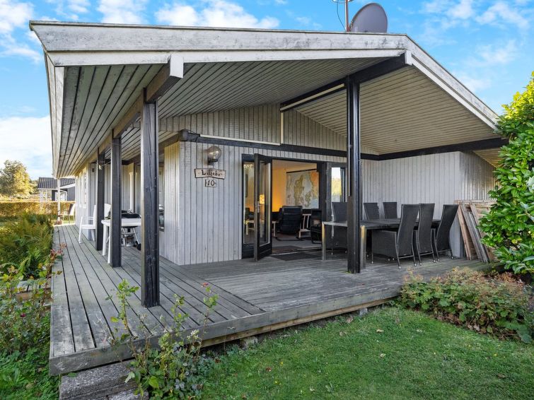"Kajsa" - 250m from the sea", huis 3-kamers 70 m2. Het objekt is geschikt voor 6 volwassenen + 1 kinderen. Woonkamer met TV en radio. 1 kamer met 1 2-pers bed. 1 kamer met 2 bedden. 1 kamer met 1 x 2 ..