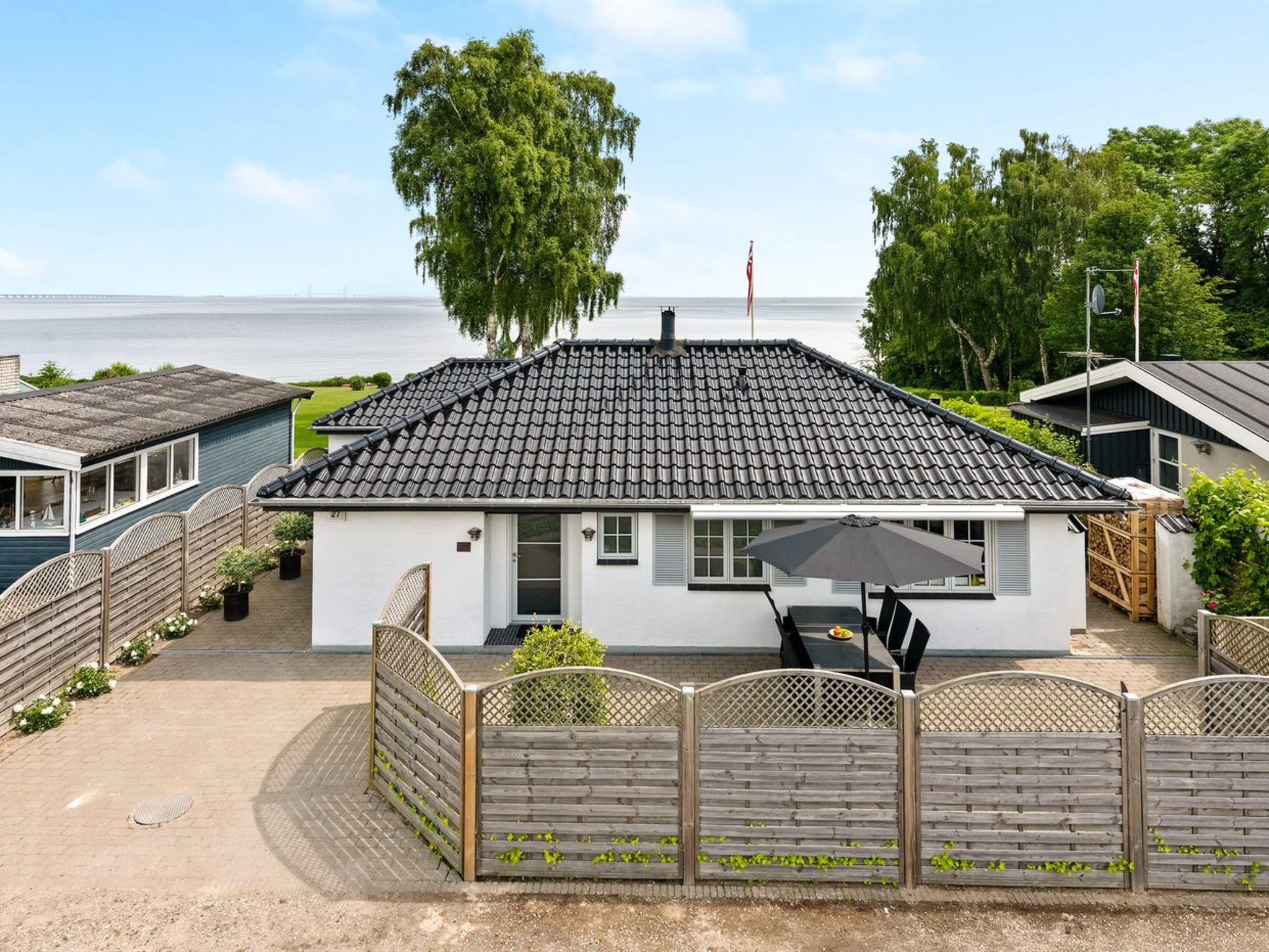 "Erok" - 100m from the sea", huis 3-kamers 100 m2. Het objekt is geschikt voor 6 volwassenen. Woonkamer met TV. 1 kamer met 1 2-pers bed. 1 kamer met 2 bedden. 1 kamer met 2 bedden. Keuken (oven, afwa..