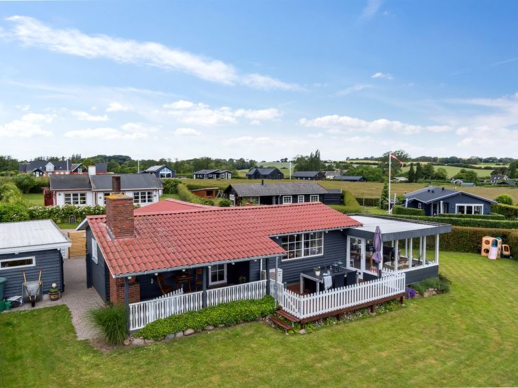 Vakantiehuis aan zee in Frørup met zeezicht en open haard in Frørup