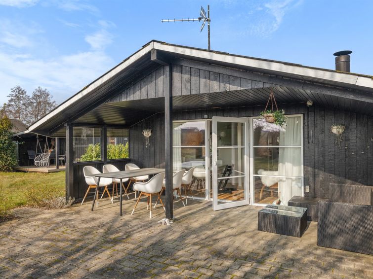 "Justina" - 200m from the sea", huis 4-kamers 60 m2. Het objekt is geschikt voor 6 volwassenen + 1 kinderen. Woonkamer met 1 2-pers divanbed, TV en radio. 1 kamer met 1 2-pers bed. 1 kamer met 1 2-per..