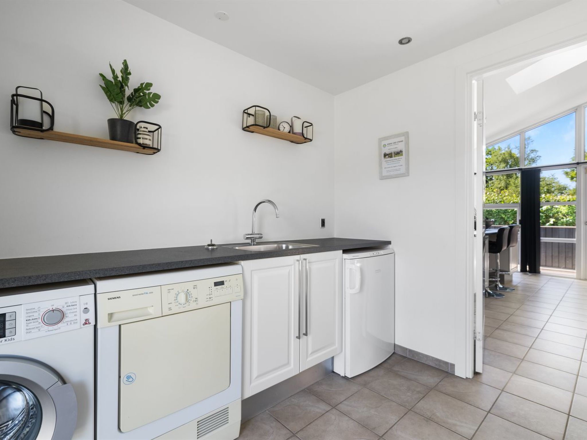 "Merrit" - 280m from the sea-Binnen