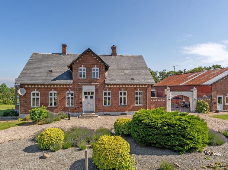 Open haard en zeezicht in ruim vakantiehuis in Tranekær in Tranekær