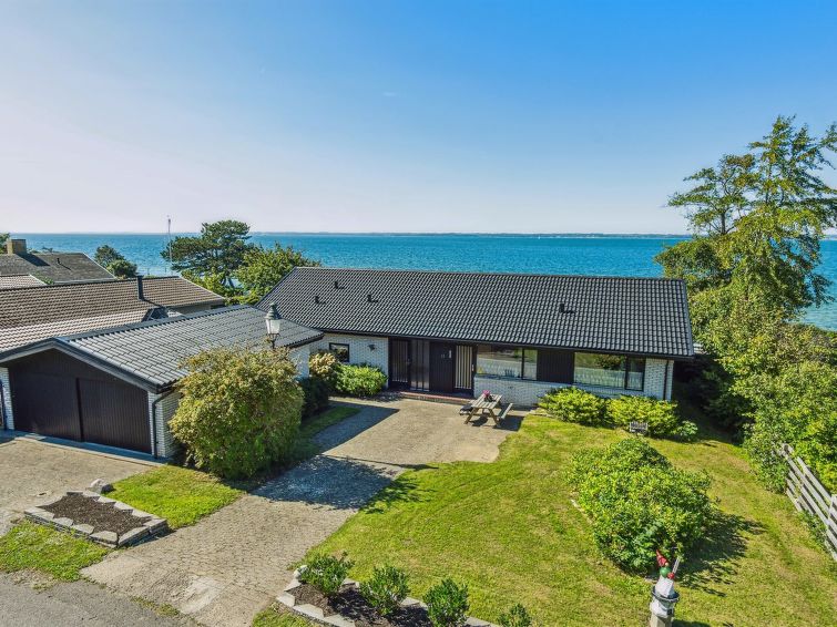 Zeezicht en rust in vakantiehuis Jovana in Tranekær in Tranekær