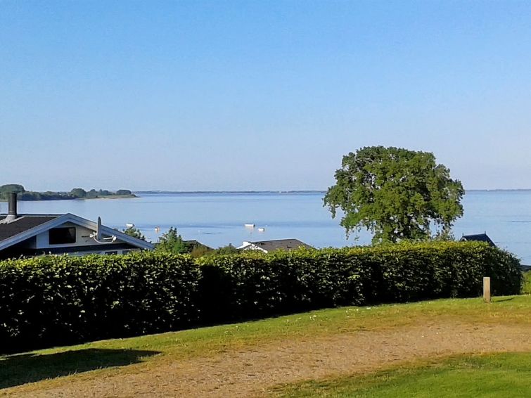 "Sporgh" - 100m from the sea", huis 3-kamers 80 m2. Het objekt is geschikt voor 6 volwassenen. Woonkamer met TV, radio, CD-speler, stereo-installatie en DVD. 1 kamer met 1 x 2 stapelbedden. 1 kamer me..