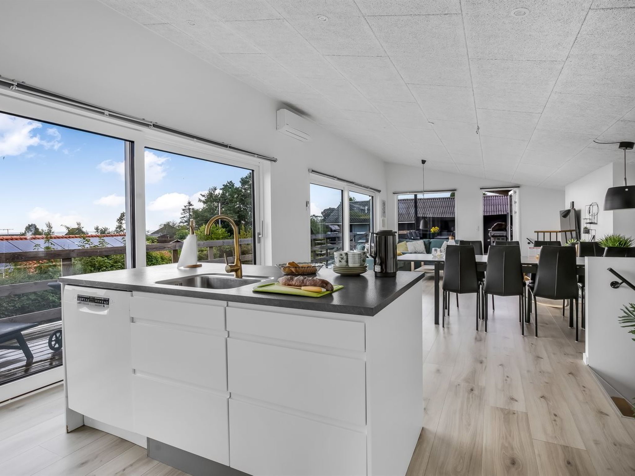 "Fin" - 150m from the sea-Drinnen