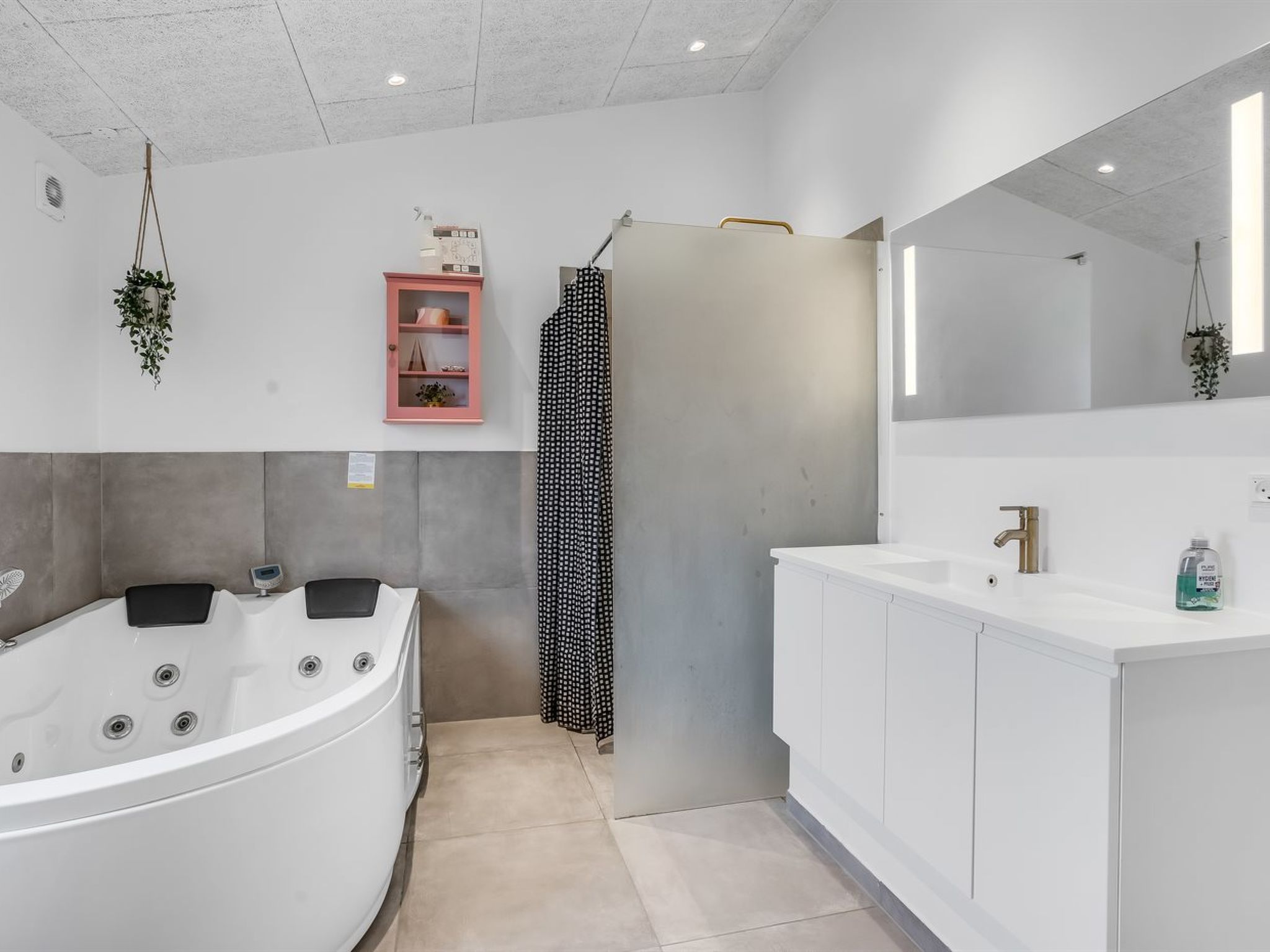 "Fin" - 150m from the sea