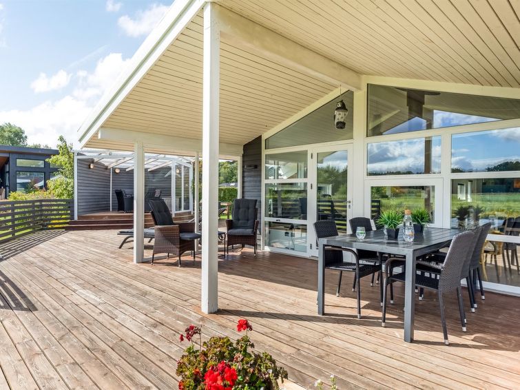 "Eisa" - 75m from the sea", huis 3-kamers 95 m2. Het objekt is geschikt voor 6 volwassenen + 1 kinderen. Woonkamer met TV. 1 kamer met 1 2-pers bed. 1 kamer met 2 bedden. Keuken (oven, afwasmachine, 4..