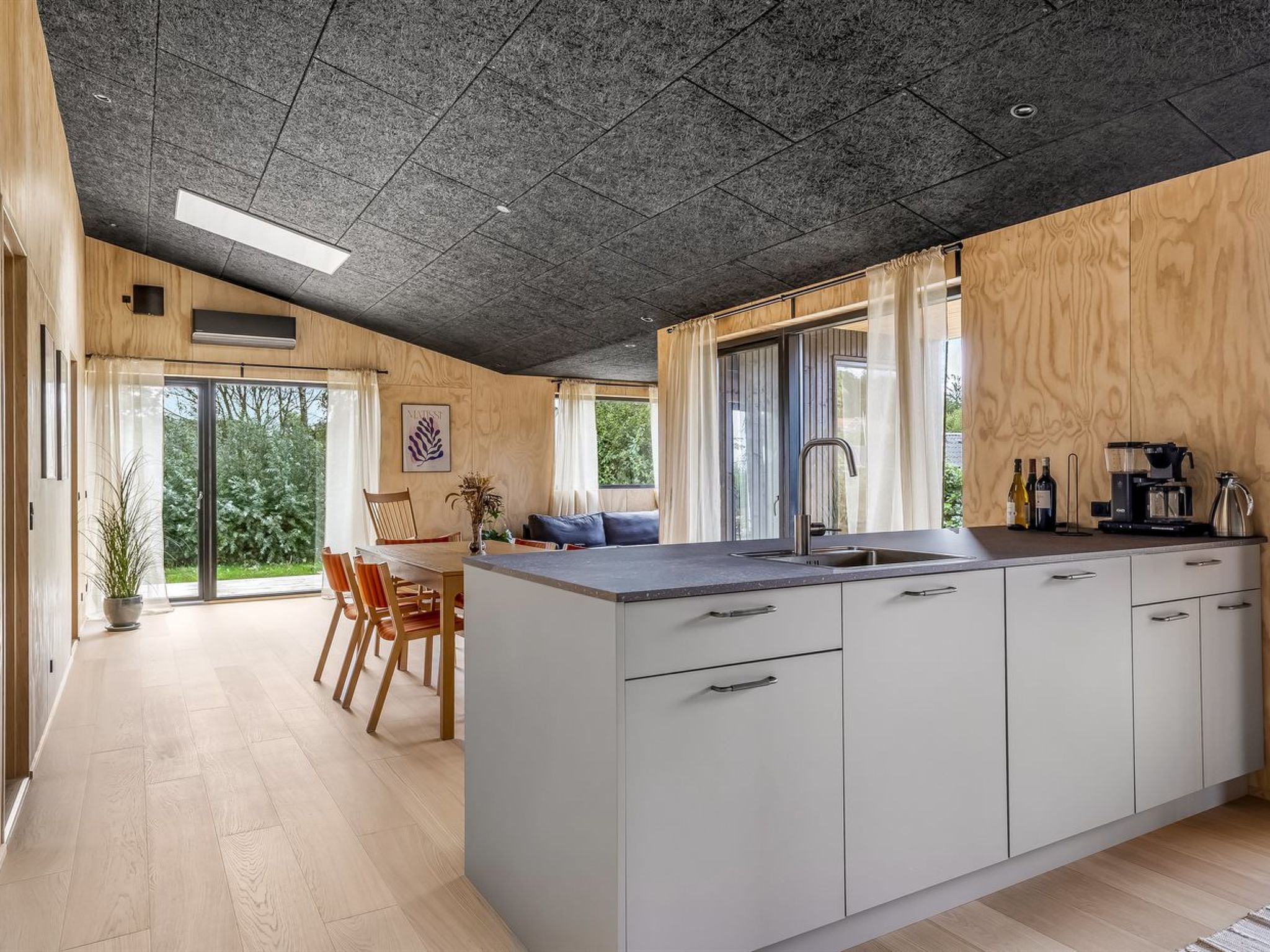 "Munibert" - 100m from the sea - Binnen