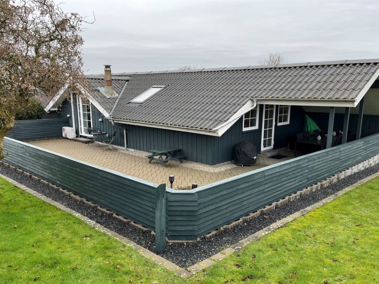 "Aika" - 450m from the sea", huis 3-kamers 81 m2. Het objekt is geschikt voor 6 volwassenen + 1 kinderen. Woonkamer met TV. 1 kamer met 1 2-pers bed. 1 kamer met 1 2-pers bed. 1 kamer met 1 2-pers bed..
