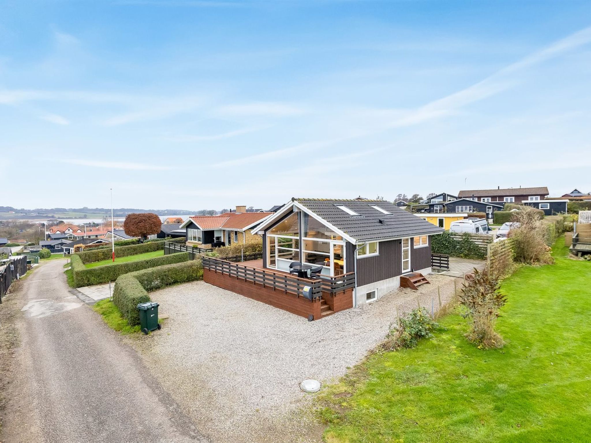 "Bundi" - 25m from the sea", huis 3-kamers 54 m2. Het objekt is geschikt voor 5 volwassenen. Woonkamer met 1 divanbed en TV. 1 kamer met 2 divanbedden. 1 kamer met 1 bed en 1 slaapplaats. Keuken (oven..