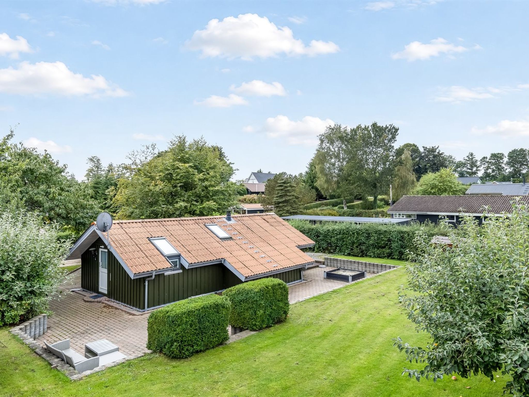 "Dior" - 800m from the sea", 3-Zimmer-Haus 65 m2. Objekt geeignet für 4 Erwachsene + 1 Kind. Wohnzimmer mit TV. Studio 1 Zimmer mit mit 2 Betten. Küche (Backofen, Geschirrspüler, 4 Glaskeramikplatt..