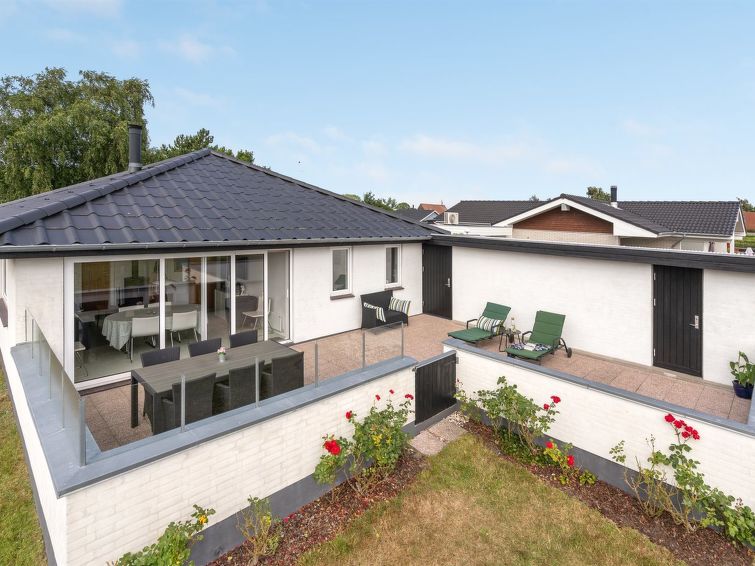 "Mayla" - 50m from the sea", huis 4-kamers 80 m2. Het objekt is geschikt voor 4 volwassenen + 1 kinderen. Woonkamer met TV en radio. 1 kamer met 1 2-pers bed. 1 kamer met 1 bed. 1 kamer met 1 bed. Keu..
