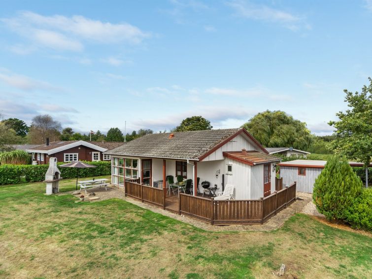 "Heralde" - 250m from the sea", huis 3-kamers 83 m2. Het objekt is geschikt voor 4 volwassenen + 2 kinderen. Woonkamer met TV en radio. 1 kamer met 1 2-pers bed. 1 kamer met 2 bedden en 1 x 1 stapelbe..