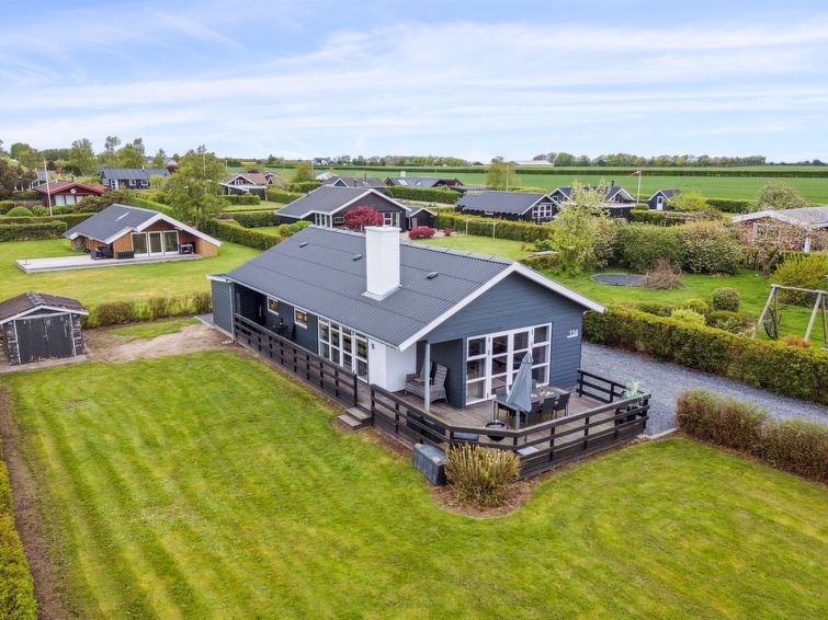"Elvina" - 200m from the sea", huis 3-kamers 75 m2. Het objekt is geschikt voor 6 volwassenen + 1 kinderen. Woonkamer met TV en radio. 1 kamer met 1 2-pers bed. 1 kamer met 1 2-pers bed. 1 kamer met 1..