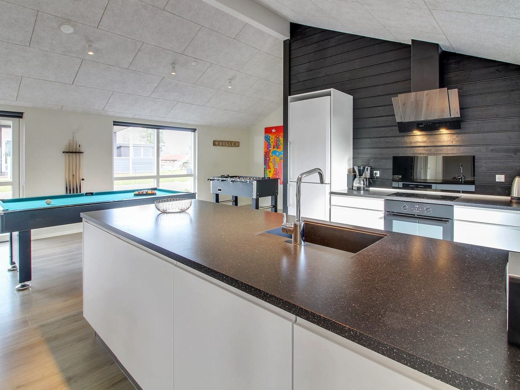 "Yakari" - 300m from the sea-Binnen