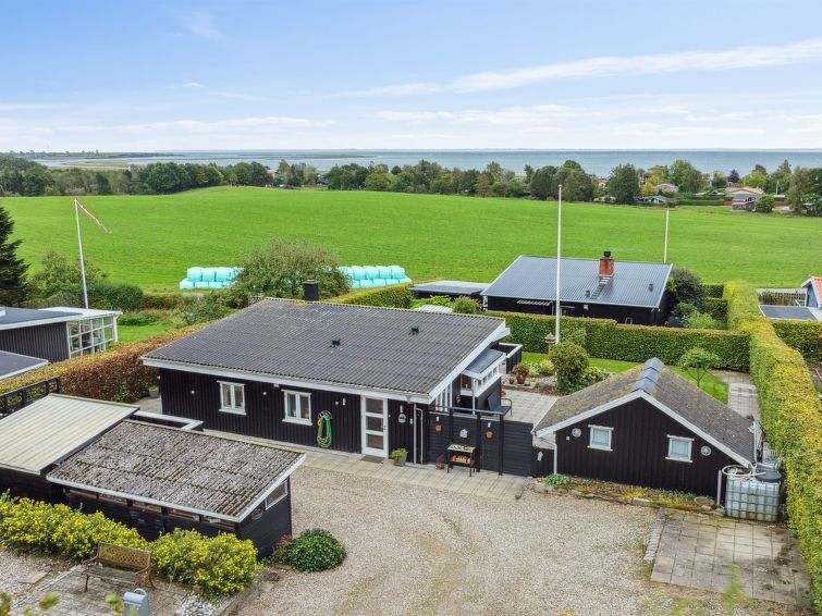 "Yngvy" - 500m from the sea", 2-Zimmer-Haus 68 m2. Objekt geeignet für 4 Erwachsene. Wohnzimmer mit TV. 1 Zimmer mit 2 Betten. 1 Zimmer mit 2 Betten. Küche (Backofen, Geschirrspüler, 4 Glaskeramikp..