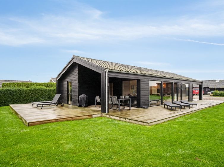"Ehmi" - 750m from the sea", huis 4-kamers 100 m2. Het objekt is geschikt voor 8 volwassenen. Woonkamer met TV. 1 kamer met 1 2-pers bed. 1 kamer met 1 2-pers bed. 1 kamer met 1 x 2 stapelbedden. 1 ka..
