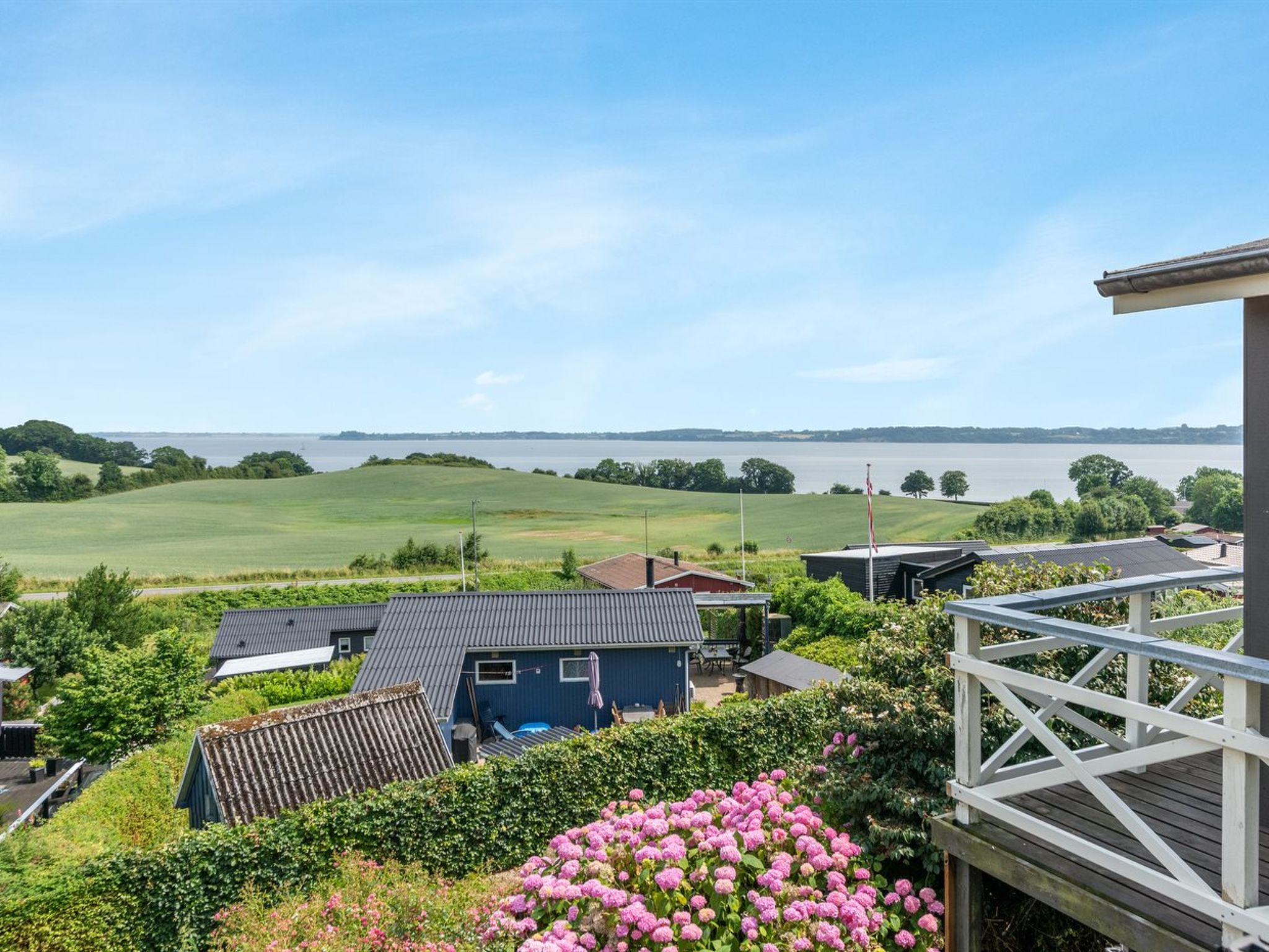 "Haraldina" - 350m to the fjord-Buiten