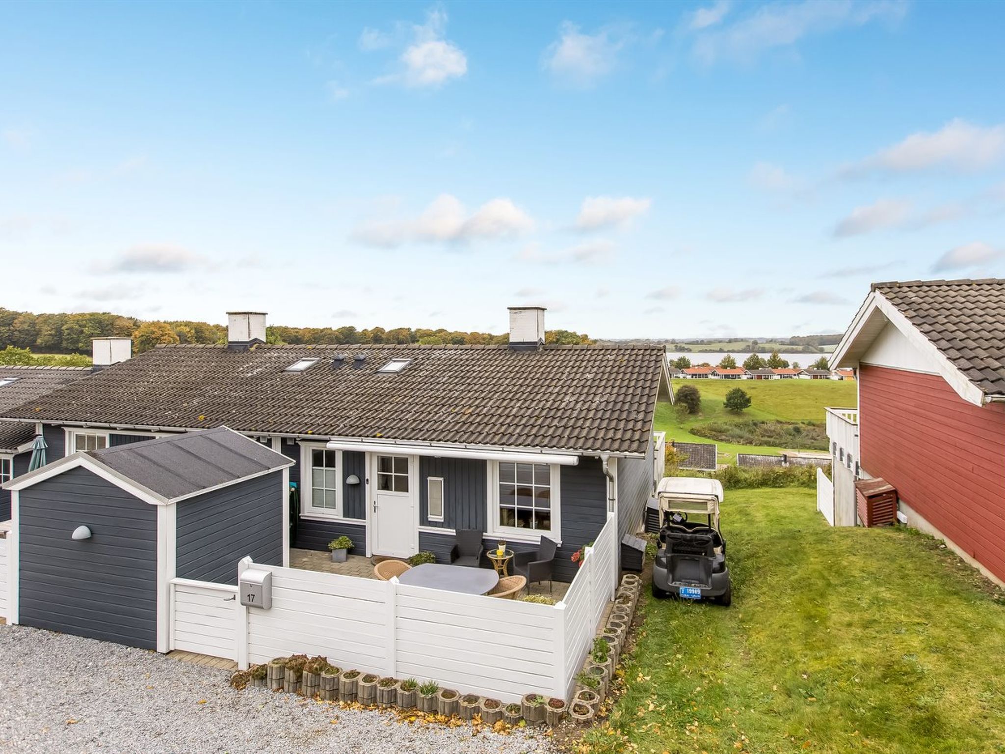 "Albine" - 500m from the sea", appartement 3-kamers 110 m2. Het objekt is geschikt voor 6 volwassenen. Woonkamer met TV. 1 kamer met 1 2-pers bed. 1 kamer met 1 2-pers divanbed. Keuken (oven, afwasmac..