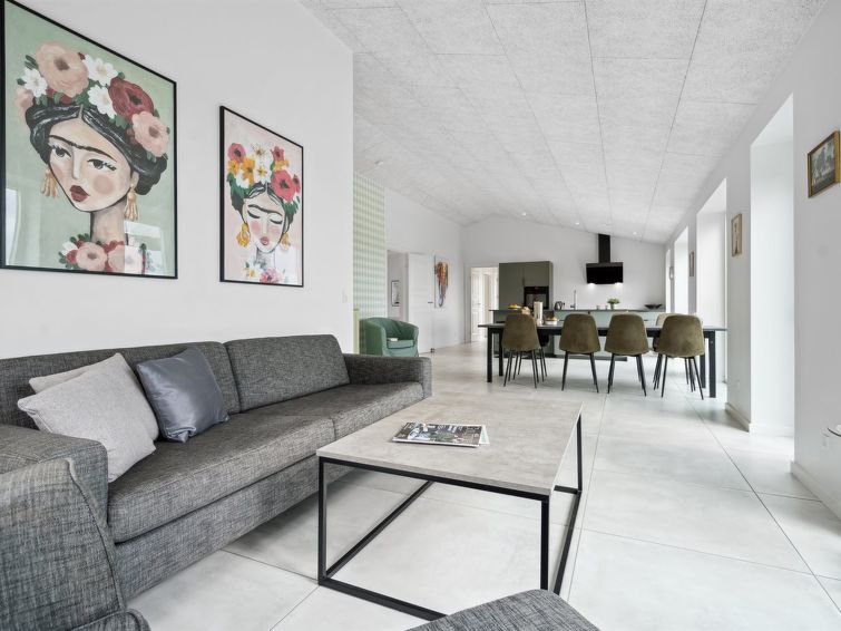 "Landuin" - 30km from the sea", 4-Zimmer- 137 m2. Objekt geeignet für 8 Erwachsene. Wohnzimmer mit TV. 1 Zimmer mit 1 Doppelbett. 1 Zimmer mit 1 Doppelbett. 1 Zimmer mit 1 Doppelbett. 1 Zimmer mit 1 ..