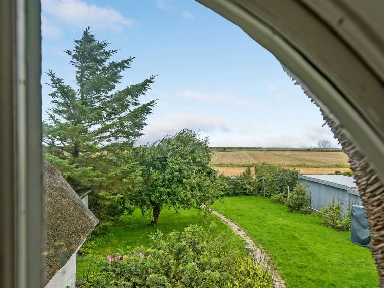 "Clausina" - 600m from the sea", huis 3-kamers 128 m2. Het objekt is geschikt voor 1 volwassenen + 4 kinderen. Woonkamer met TV en radio. 1 kamer met 1 2-pers bed. 1 kamer met 1 2-pers bed. 1 kamer me..