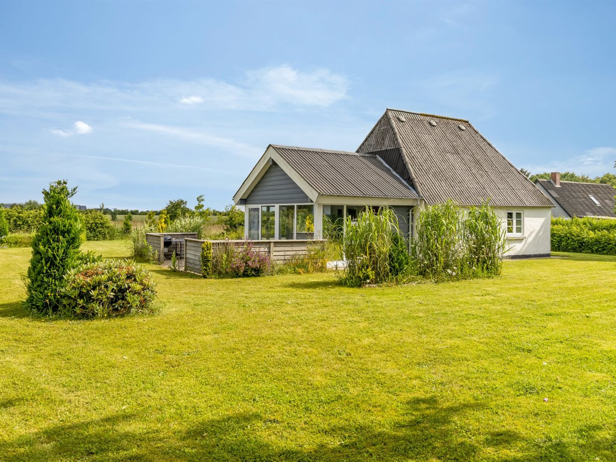 "Thrine" - 24km from the sea - Outside