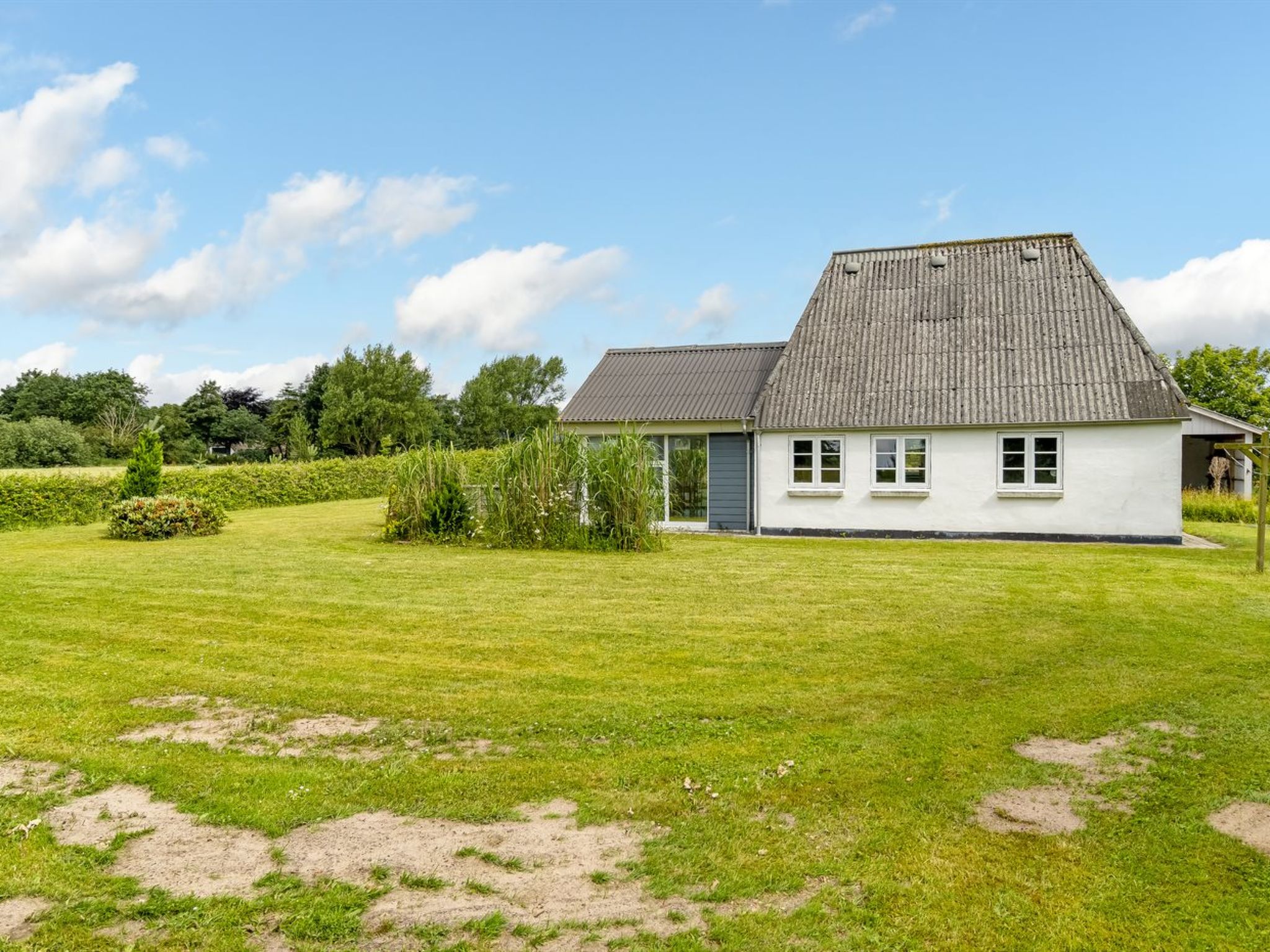 "Thrine" - 24km from the sea - Outside