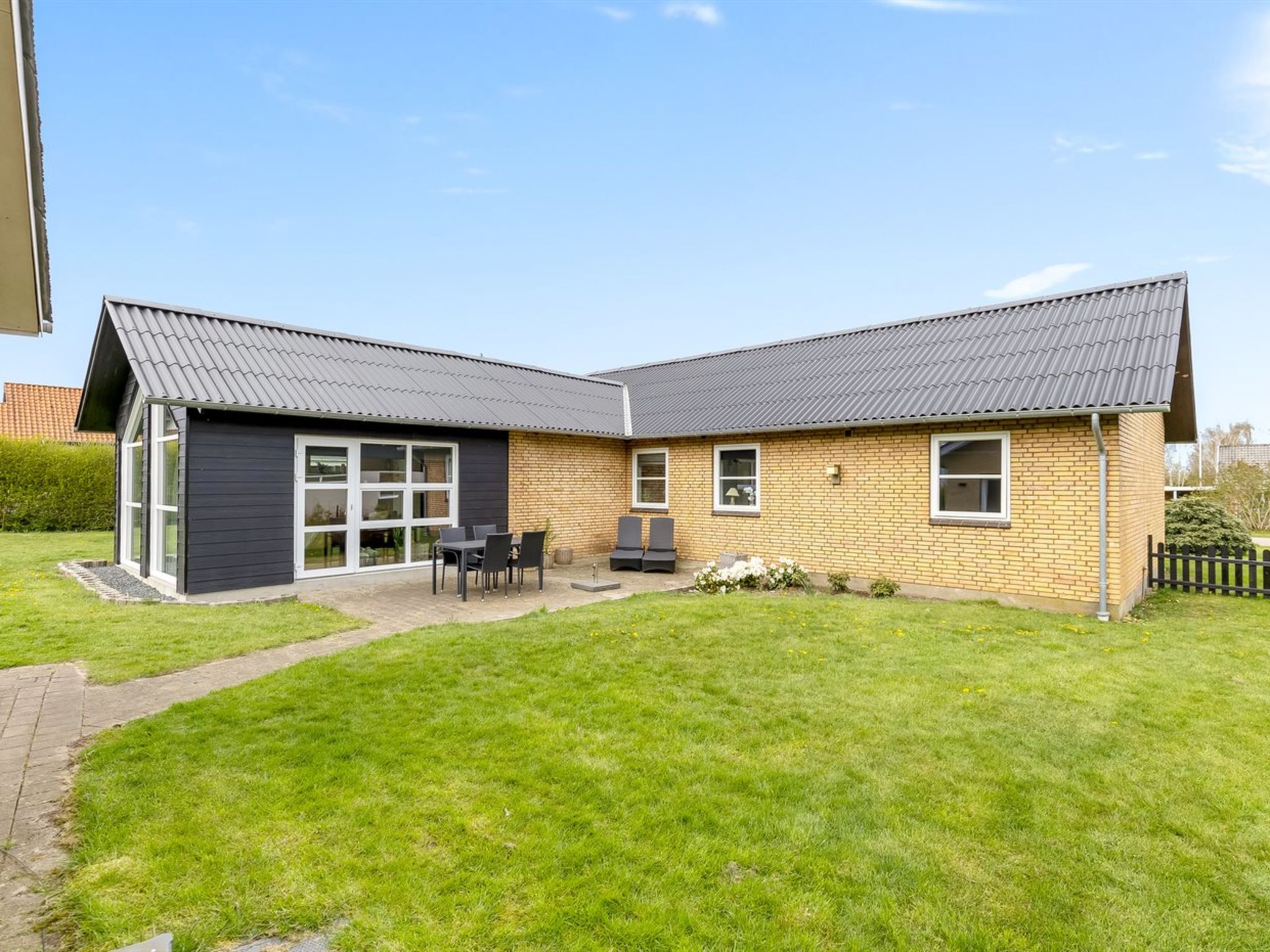 "Aina" - 20km from the sea - Buiten
