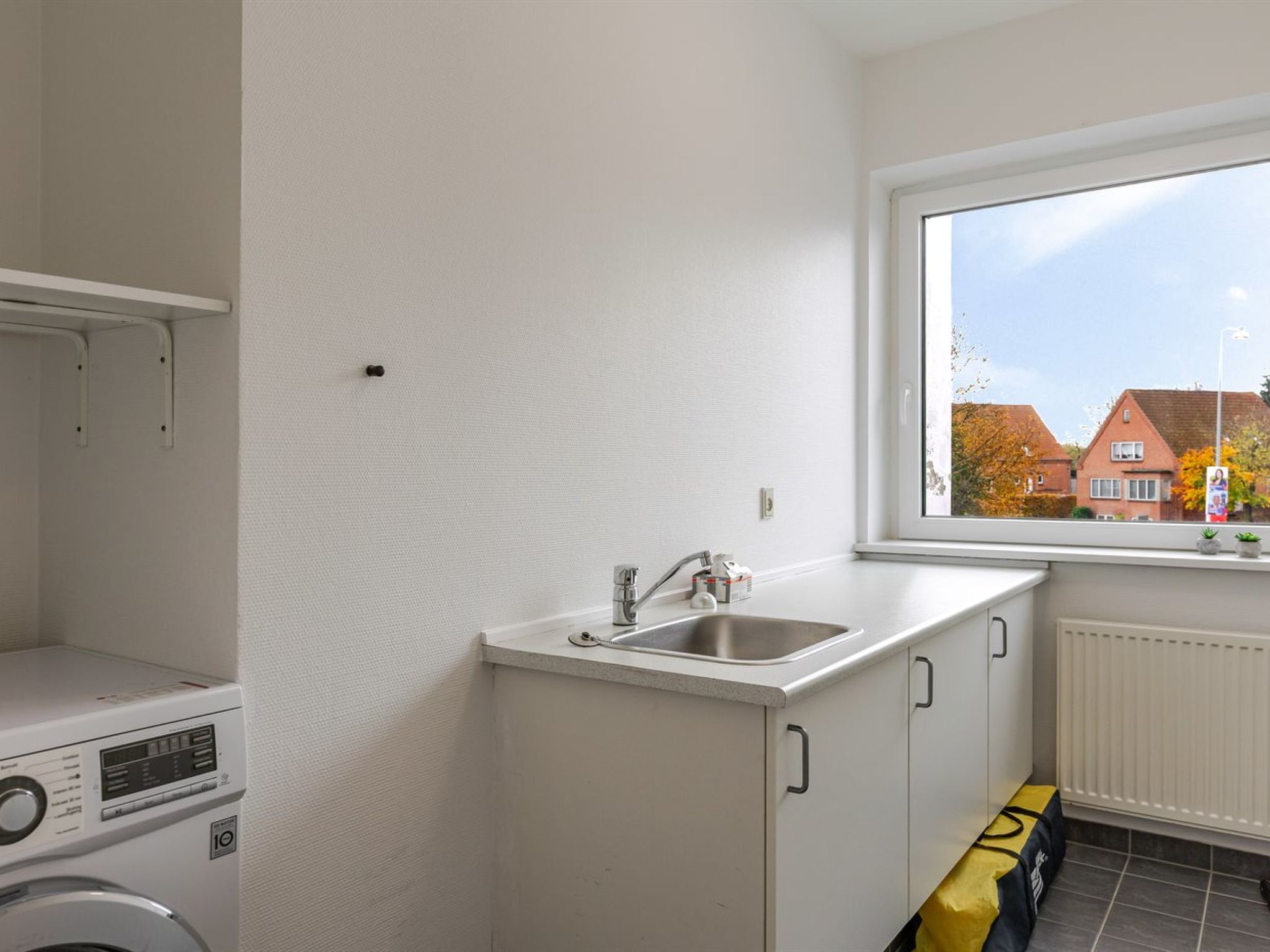 "Fader" - 31km from the sea - Binnen