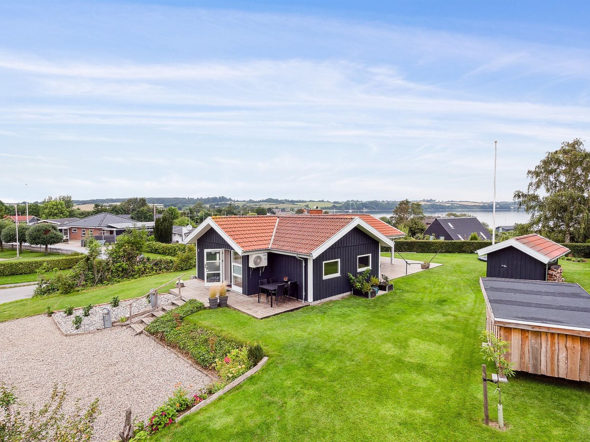 "Hjalmsvider" - 300m from the sea", huis 3-kamers 70 m2. Het objekt is geschikt voor 6 volwassenen. Woonkamer met TV en radio. 1 kamer met 1 2-pers bed. 1 kamer met 2 bedden. 1 kamer met 2 bedden. Keu..