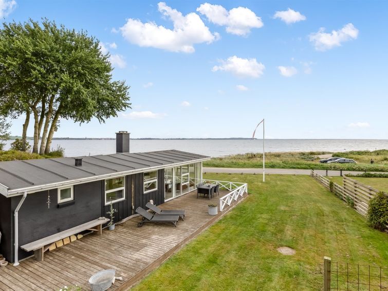 Vakantiehuis aan zee in Broager met zeezicht en open haard in Broager