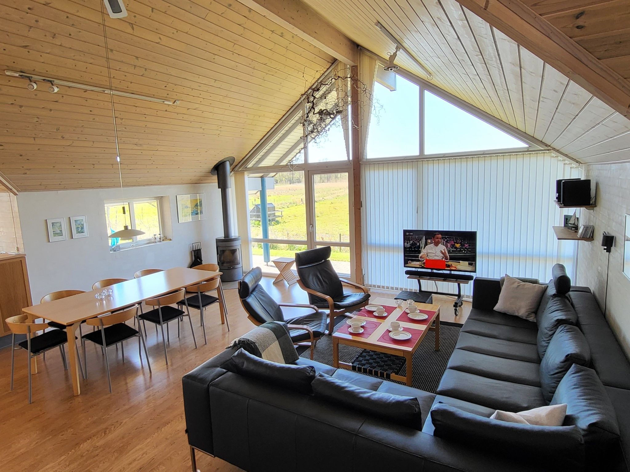 Modernes, geräumiges Haus mit großer Terrasse-Image-tags.info