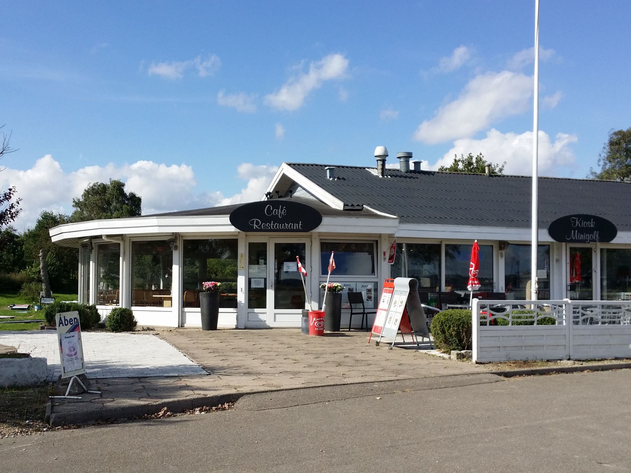 Modernes, geräumiges Haus mit großer Terrasse — Terrace (3 of 29)
