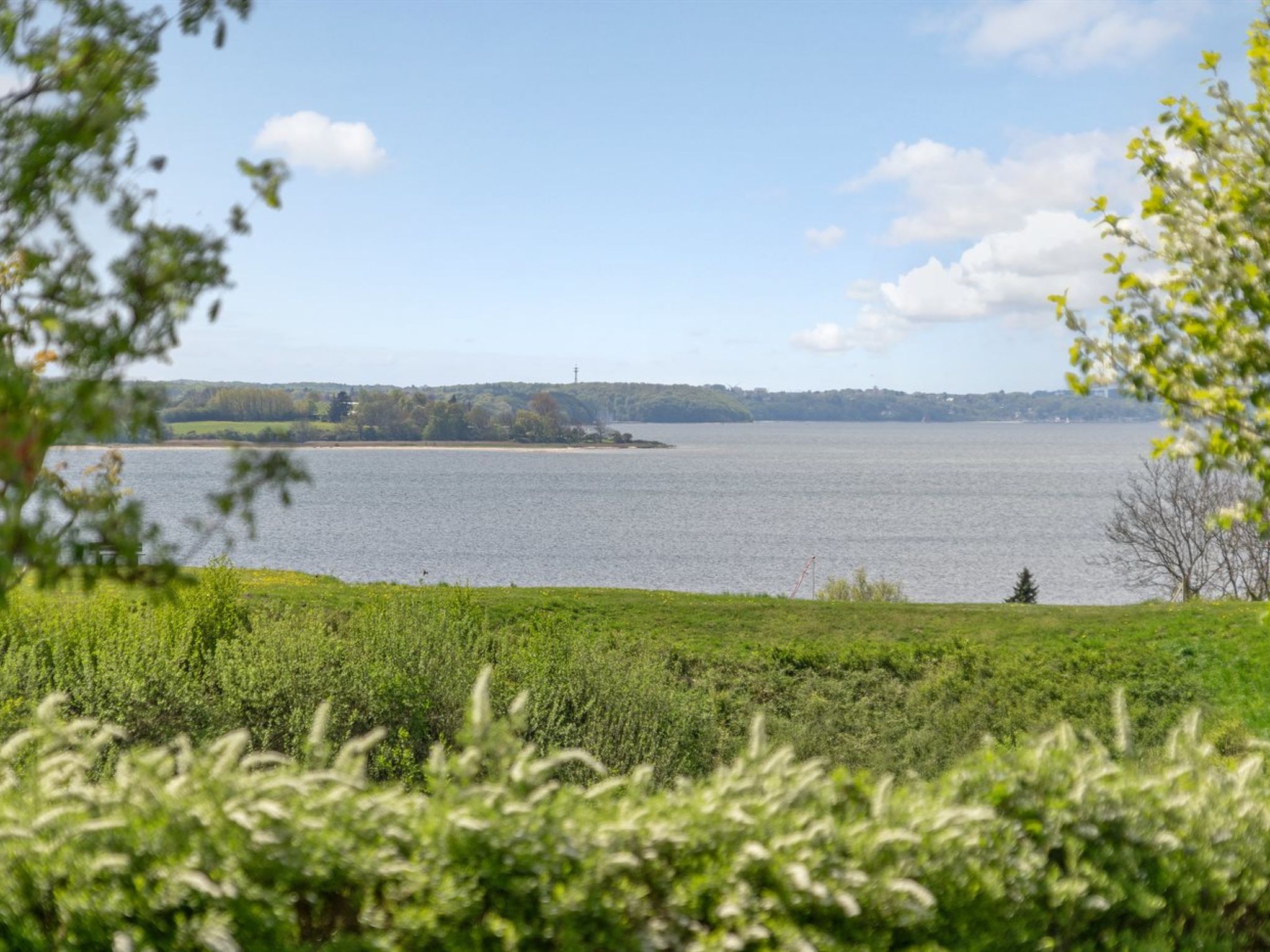 "Denahi" - 400m to the fjord-Buiten