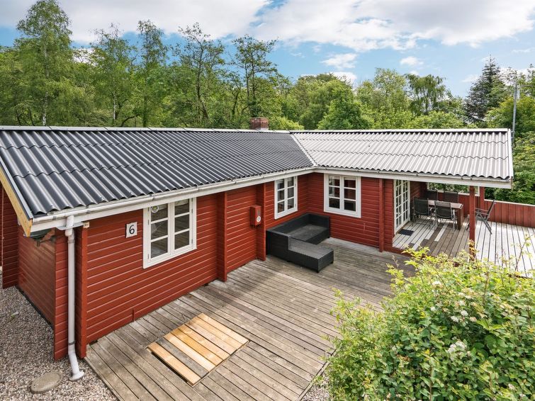 "Ernestine" - 500m to the inlet", huis 3-kamers 77 m2. Het objekt is geschikt voor 6 volwassenen + 1 kinderen. Woonkamer met TV, radio en DVD. 1 kamer met 1 2-pers bed. 1 kamer met 1 x 2 stapelbedden...