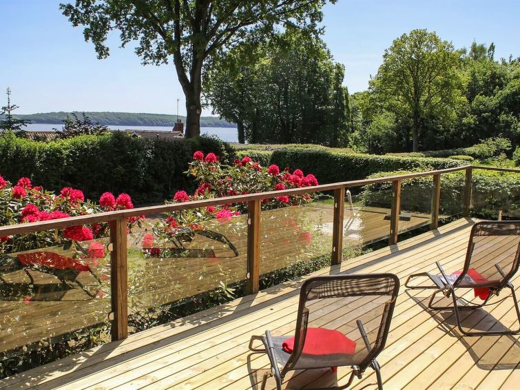 "Engelke" - 150m from the sea", huis 3-kamers 60 m2. Het objekt is geschikt voor 5 volwassenen + 1 kinderen. Woonkamer met 1 2-pers divanbed, TV, radio, CD-speler, stereo-installatie en DVD. 1 kamer m..