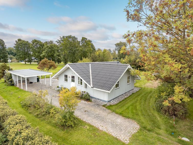 "Armund" - 300m from the sea", huis 3-kamers 90 m2. Het objekt is geschikt voor 6 volwassenen + 1 kinderen. Woonkamer met TV, CD-speler, stereo-installatie en DVD. 1 kamer met 1 2-pers bed. 1 kamer me..