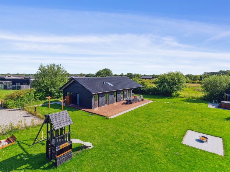 "Hasten" - 600m from the sea", 3-Zimmer-Haus 119 m2. Objekt geeignet für 4 Erwachsene + 2 Kinder. Wohnzimmer mit TV und Radio. 1 Zimmer mit 1 Doppelbett. 1 Zimmer mit 1 Doppelbett. Offene Galerie 1 Z..