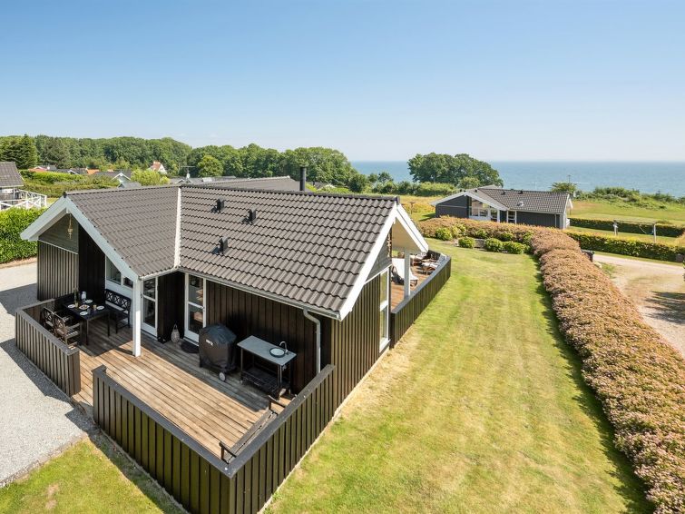 "Fridtjof" - 100m from the sea", 3-Zimmer-Haus 102 m2. Objekt geeignet für 8 Erwachsene. Wohnzimmer mit TV, Radio und DVD. 1 Zimmer mit 1 Doppelbett. 1 Zimmer mit 1 Doppelbett. Offene Galerie 1 Zimme..