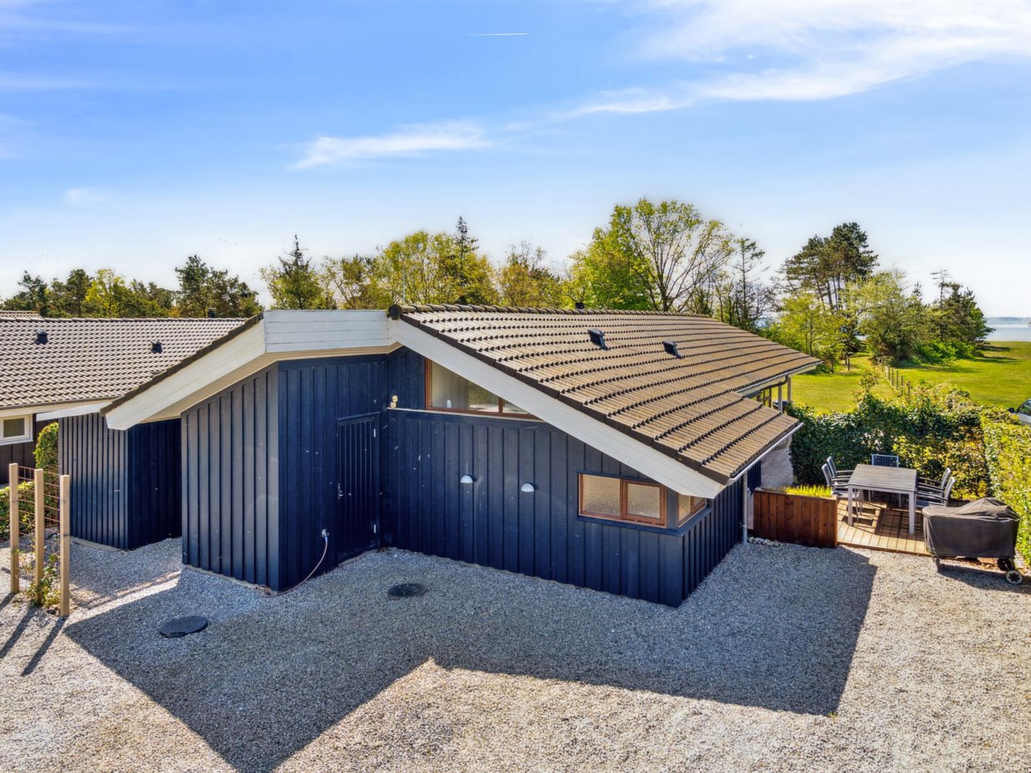 "Cathalina" - 75m from the sea", huis 3-kamers 85 m2. Het objekt is geschikt voor 8 volwassenen + 1 kinderen. Woonkamer met TV. 1 kamer met 1 2-pers bed. 1 kamer met 2 bedden. Open galerij, 1 kamer me..